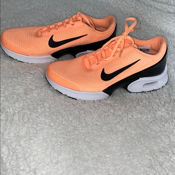Nike Shoes - Women’s Nike Air coral sneakers
